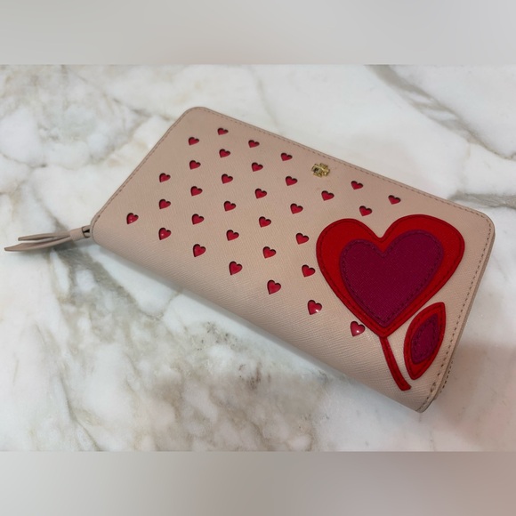 Tory Burch Handbags - Tory Burch Valentine Wallet in Cream color - Like New